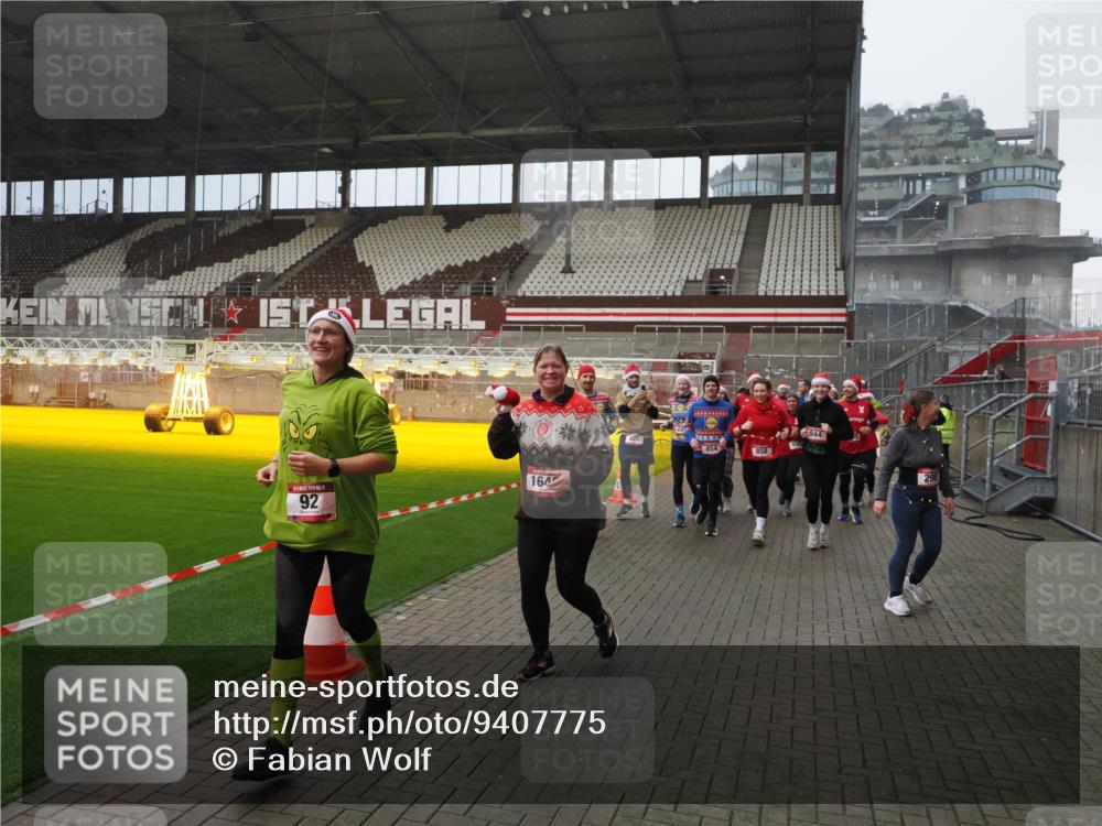 07.12.2025 - St. Pauli X-Mass-Run No. 15 Fabian Wolf http://msf.ph/oto/9407775 07.12.2025 11:06:05 Ziel 92, 298, 300, 402, 403, 556, 659, 693, 854, 858, 878, 920, 944, 1024, 1025, 1223, 1229, 1287, 1429, 1430, 1608, 1648, 2243, 2245, 4579, 4581, 4583, 4585, 4587 meine-sportfotos.de