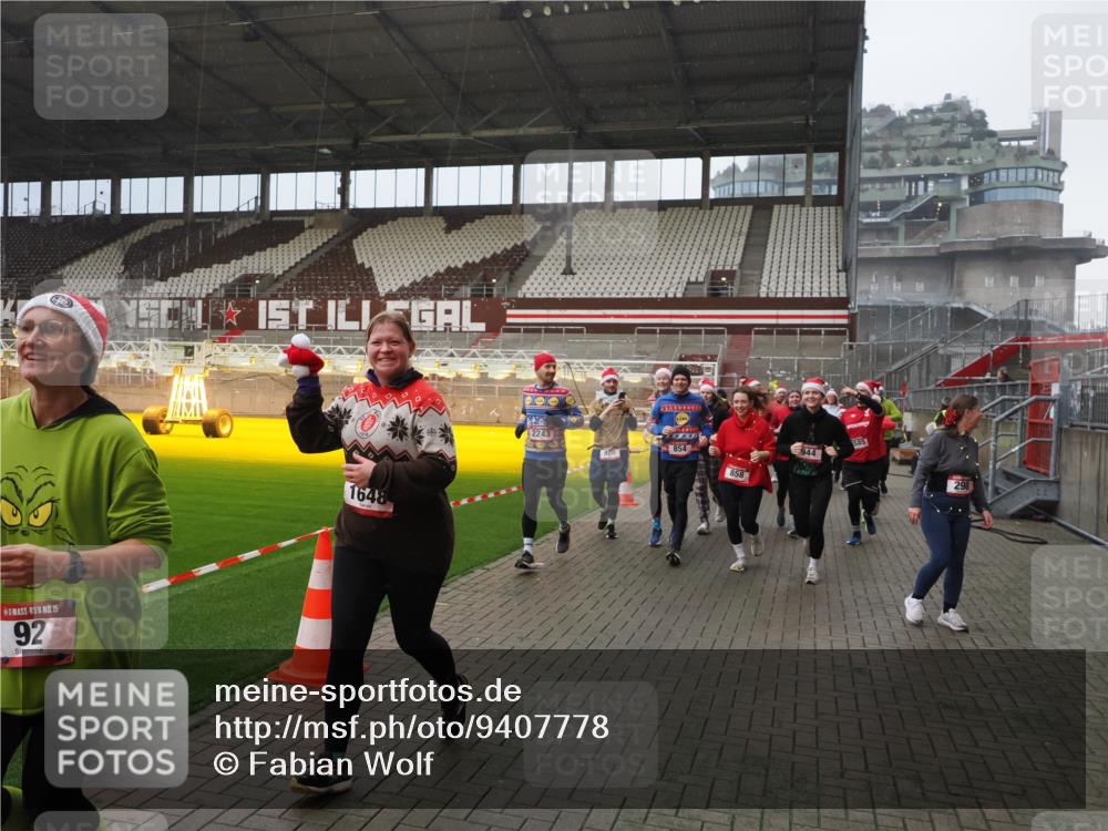 07.12.2025 - St. Pauli X-Mass-Run No. 15 Fabian Wolf http://msf.ph/oto/9407778 07.12.2025 11:06:06 Ziel 92, 298, 300, 402, 403, 556, 659, 693, 854, 858, 878, 920, 944, 1024, 1025, 1223, 1229, 1287, 1429, 1430, 1608, 1648, 2243, 2245, 4579, 4581, 4583, 4585, 4587 meine-sportfotos.de
