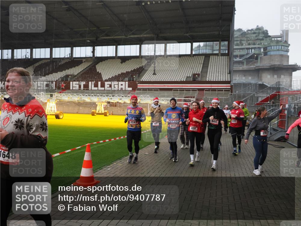 07.12.2025 - St. Pauli X-Mass-Run No. 15 Fabian Wolf http://msf.ph/oto/9407787 07.12.2025 11:06:06 Ziel 92, 298, 300, 402, 403, 556, 659, 693, 854, 858, 878, 920, 944, 1024, 1025, 1223, 1229, 1287, 1429, 1430, 1608, 1648, 2243, 2245, 4579, 4581, 4583, 4585, 4587 meine-sportfotos.de