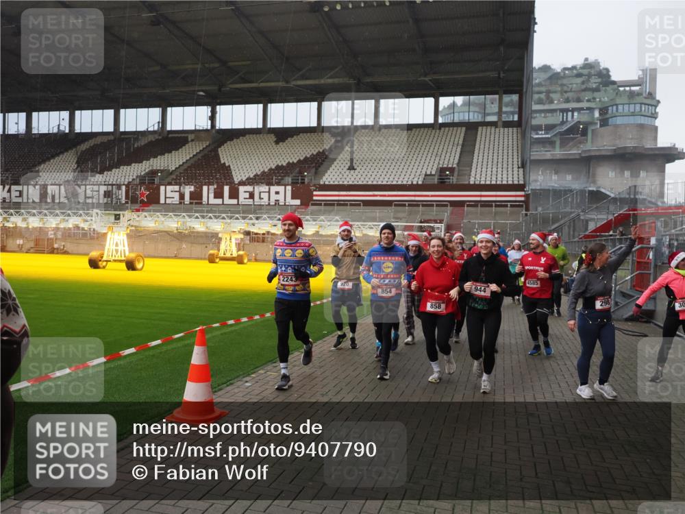 07.12.2025 - St. Pauli X-Mass-Run No. 15 Fabian Wolf http://msf.ph/oto/9407790 07.12.2025 11:06:07 Ziel 92, 298, 300, 402, 403, 556, 659, 693, 854, 858, 878, 920, 944, 1024, 1025, 1223, 1229, 1287, 1429, 1430, 1608, 1648, 2243, 2245, 4579, 4581, 4583, 4585, 4587 meine-sportfotos.de
