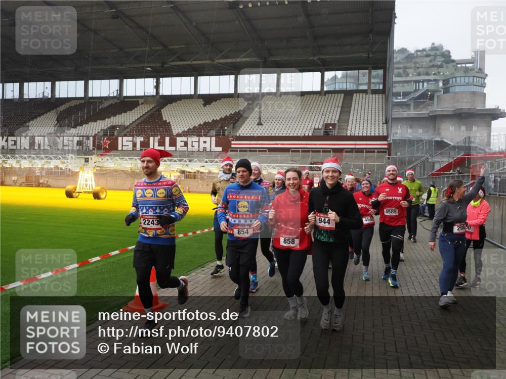 07.12.2025 - St. Pauli X-Mass-Run No. 15 Fabian Wolf http://msf.ph/oto/9407802 07.12.2025 11:06:07 Ziel 92, 298, 300, 402, 403, 556, 659, 693, 854, 858, 878, 920, 944, 1024, 1025, 1223, 1229, 1287, 1429, 1430, 1608, 1648, 2243, 2245, 4579, 4581, 4583, 4585, 4587 meine-sportfotos.de
