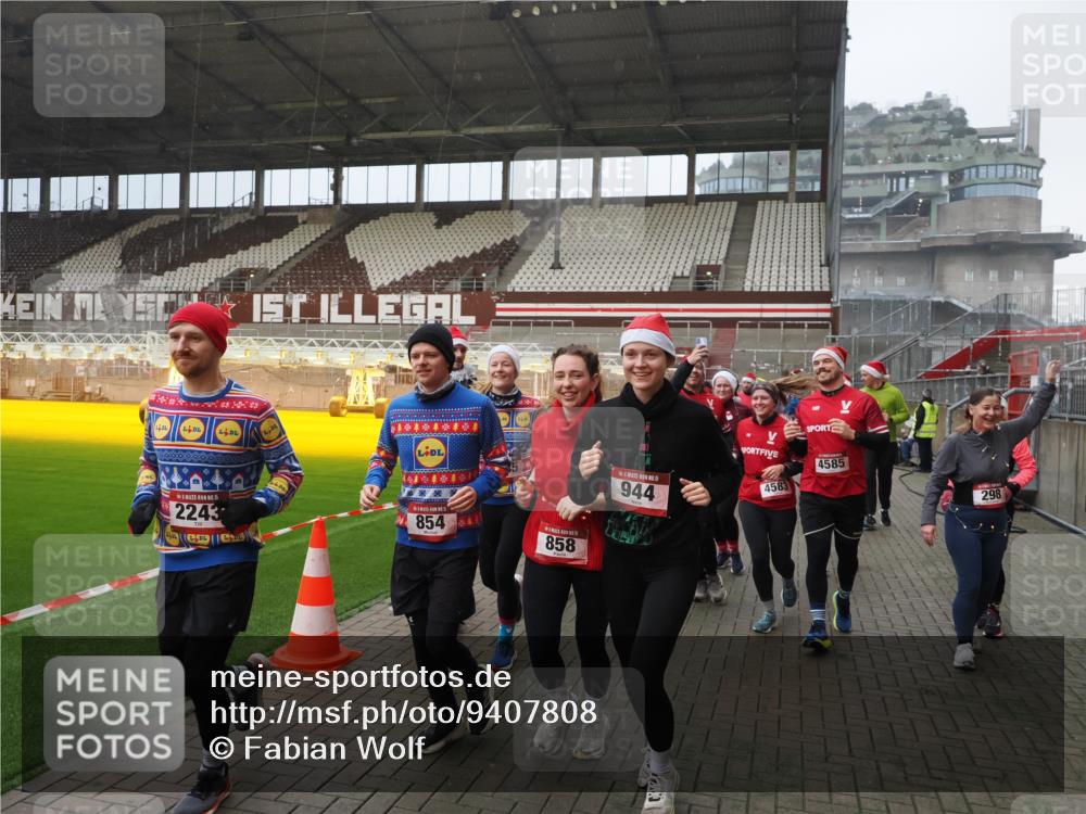 07.12.2025 - St. Pauli X-Mass-Run No. 15 Fabian Wolf http://msf.ph/oto/9407808 07.12.2025 11:06:08 Ziel 92, 204, 298, 300, 402, 403, 414, 556, 659, 693, 854, 858, 878, 920, 944, 1024, 1025, 1223, 1229, 1287, 1429, 1430, 1608, 1648, 2243, 2245, 4579, 4581, 4583, 4585, 4587 meine-sportfotos.de