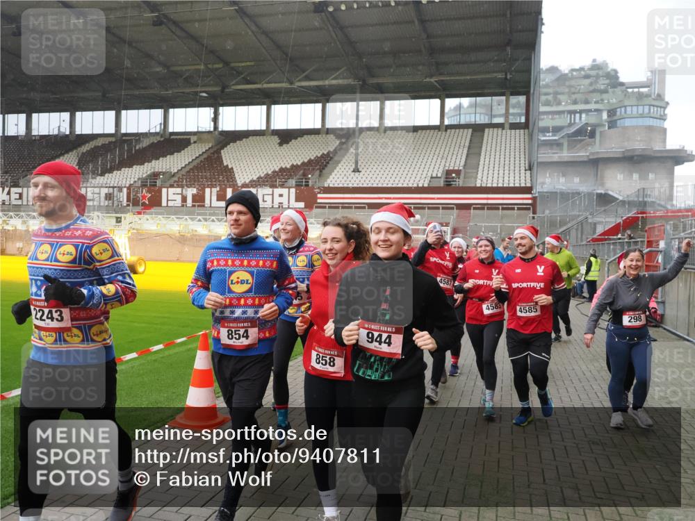 07.12.2025 - St. Pauli X-Mass-Run No. 15 Fabian Wolf http://msf.ph/oto/9407811 07.12.2025 11:06:08 Ziel 92, 204, 298, 300, 402, 403, 414, 556, 659, 693, 854, 858, 878, 920, 944, 1024, 1025, 1223, 1229, 1287, 1429, 1430, 1608, 1648, 2243, 2245, 4579, 4581, 4583, 4585, 4587 meine-sportfotos.de