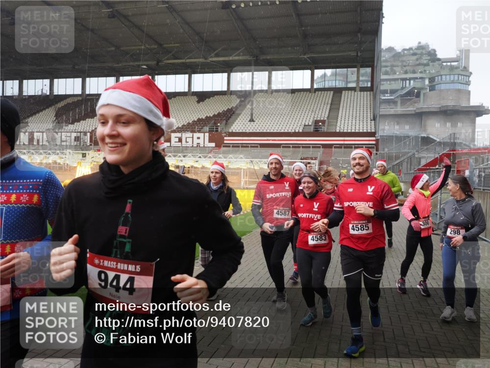 07.12.2025 - St. Pauli X-Mass-Run No. 15 Fabian Wolf http://msf.ph/oto/9407820 07.12.2025 11:06:09 Ziel 92, 204, 298, 300, 402, 403, 414, 556, 659, 693, 854, 858, 878, 920, 944, 1024, 1025, 1223, 1229, 1287, 1429, 1430, 1608, 1648, 2243, 2245, 4579, 4581, 4583, 4585, 4587 meine-sportfotos.de