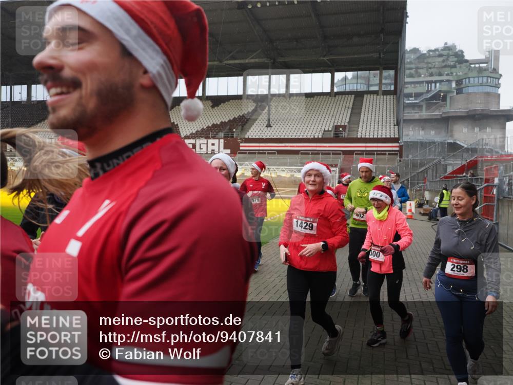 07.12.2025 - St. Pauli X-Mass-Run No. 15 Fabian Wolf http://msf.ph/oto/9407841 07.12.2025 11:06:10 Ziel 92, 204, 298, 300, 402, 403, 414, 556, 659, 693, 854, 858, 878, 920, 944, 1024, 1025, 1223, 1229, 1287, 1429, 1430, 1648, 2243, 2245, 4579, 4581, 4583, 4585, 4587 meine-sportfotos.de