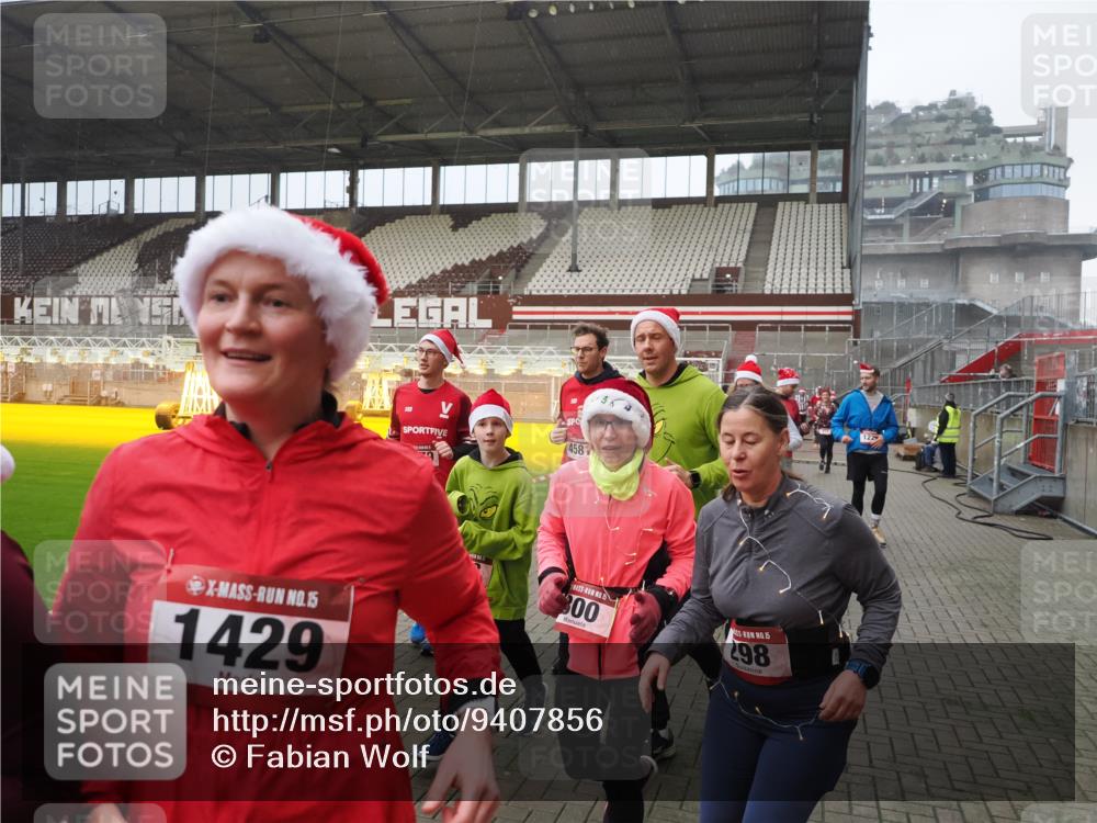 07.12.2025 - St. Pauli X-Mass-Run No. 15 Fabian Wolf http://msf.ph/oto/9407856 07.12.2025 11:06:11 Ziel 92, 204, 300, 402, 403, 414, 556, 659, 693, 854, 858, 878, 920, 944, 1024, 1025, 1223, 1229, 1287, 1403, 1429, 1430, 1648, 2243, 2245, 4579, 4581, 4583, 4585, 4587 meine-sportfotos.de