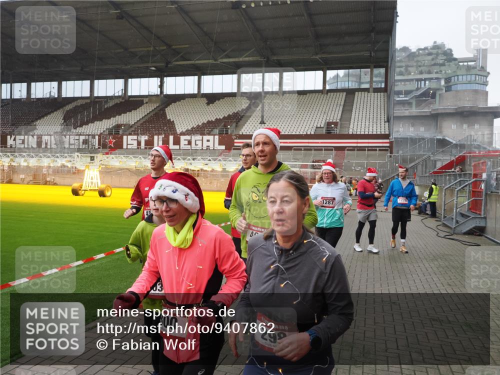 07.12.2025 - St. Pauli X-Mass-Run No. 15 Fabian Wolf http://msf.ph/oto/9407862 07.12.2025 11:06:11 Ziel 92, 204, 300, 402, 403, 414, 556, 659, 693, 854, 858, 878, 920, 944, 1024, 1025, 1223, 1229, 1287, 1403, 1429, 1430, 1648, 2243, 2245, 4579, 4581, 4583, 4585, 4587 meine-sportfotos.de