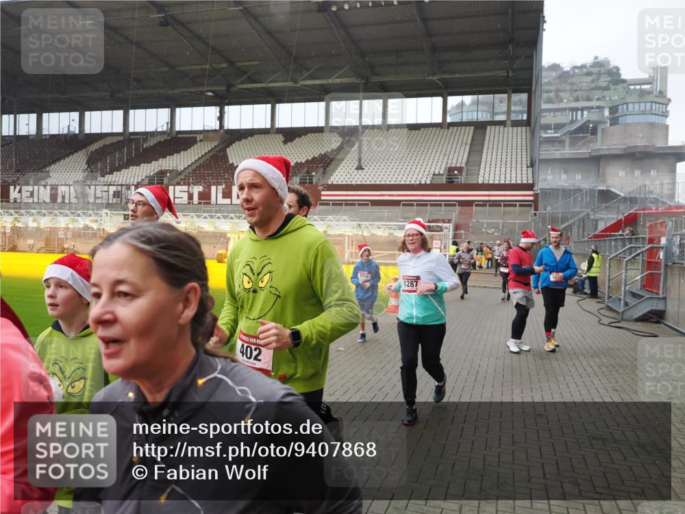07.12.2025 - St. Pauli X-Mass-Run No. 15 Fabian Wolf http://msf.ph/oto/9407868 07.12.2025 11:06:12 Ziel 92, 204, 402, 403, 414, 556, 693, 854, 858, 878, 920, 944, 1024, 1025, 1223, 1229, 1287, 1403, 1429, 1430, 1648, 2243, 2245, 4579, 4581, 4583, 4585, 4587 meine-sportfotos.de