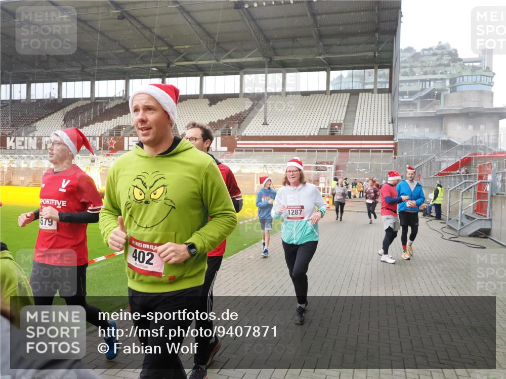 07.12.2025 - St. Pauli X-Mass-Run No. 15 Fabian Wolf http://msf.ph/oto/9407871 07.12.2025 11:06:12 Ziel 92, 204, 402, 403, 414, 556, 693, 854, 858, 878, 920, 944, 1024, 1025, 1223, 1229, 1287, 1403, 1429, 1430, 1648, 2243, 2245, 4579, 4581, 4583, 4585, 4587 meine-sportfotos.de