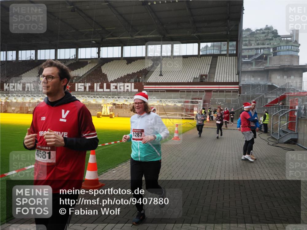07.12.2025 - St. Pauli X-Mass-Run No. 15 Fabian Wolf http://msf.ph/oto/9407880 07.12.2025 11:06:13 Ziel 92, 204, 402, 403, 414, 474, 486, 556, 693, 854, 858, 878, 920, 944, 1024, 1025, 1223, 1229, 1287, 1403, 1429, 1430, 1648, 2243, 2245, 4579, 4581, 4583, 4585, 4587 meine-sportfotos.de