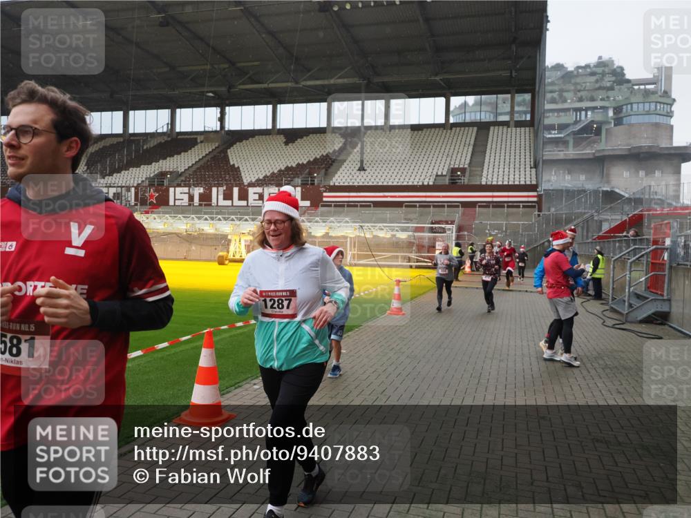 07.12.2025 - St. Pauli X-Mass-Run No. 15 Fabian Wolf http://msf.ph/oto/9407883 07.12.2025 11:06:13 Ziel 92, 204, 402, 403, 414, 474, 486, 556, 693, 854, 858, 878, 920, 944, 1024, 1025, 1223, 1229, 1287, 1403, 1429, 1430, 1648, 2243, 2245, 4579, 4581, 4583, 4585, 4587 meine-sportfotos.de