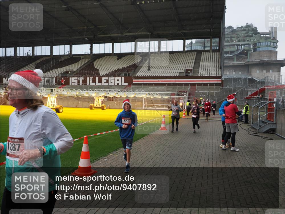 07.12.2025 - St. Pauli X-Mass-Run No. 15 Fabian Wolf http://msf.ph/oto/9407892 07.12.2025 11:06:13 Ziel 92, 204, 402, 403, 414, 474, 486, 556, 693, 854, 858, 878, 920, 944, 1024, 1025, 1223, 1229, 1287, 1403, 1429, 1430, 1648, 2243, 2245, 4579, 4581, 4583, 4585, 4587 meine-sportfotos.de