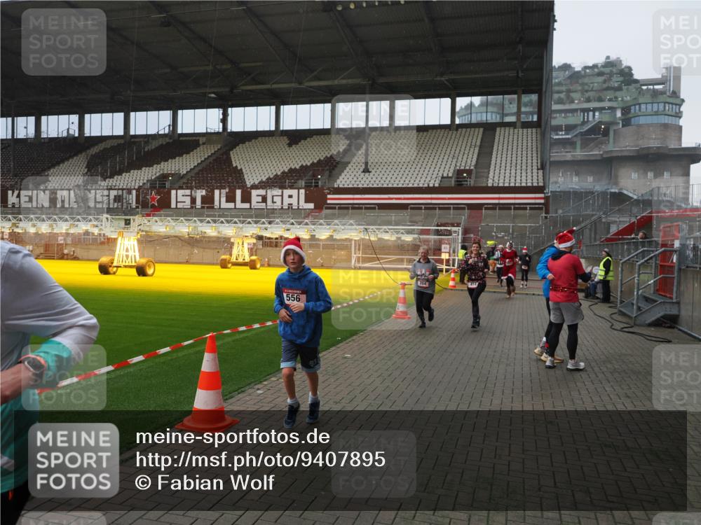 07.12.2025 - St. Pauli X-Mass-Run No. 15 Fabian Wolf http://msf.ph/oto/9407895 07.12.2025 11:06:14 Ziel 92, 204, 402, 403, 414, 474, 486, 556, 693, 854, 858, 878, 920, 944, 1024, 1025, 1223, 1229, 1287, 1403, 1429, 1430, 1648, 2243, 2245, 4579, 4581, 4583, 4585, 4587 meine-sportfotos.de