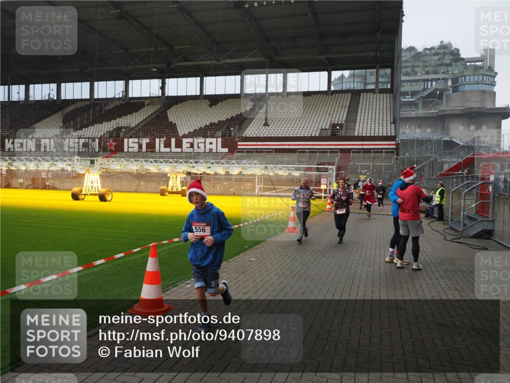 07.12.2025 - St. Pauli X-Mass-Run No. 15 Fabian Wolf http://msf.ph/oto/9407898 07.12.2025 11:06:14 Ziel 92, 204, 402, 403, 414, 474, 486, 556, 693, 854, 858, 878, 920, 944, 1024, 1025, 1223, 1229, 1287, 1403, 1429, 1430, 1648, 2243, 2245, 4579, 4581, 4583, 4585, 4587 meine-sportfotos.de