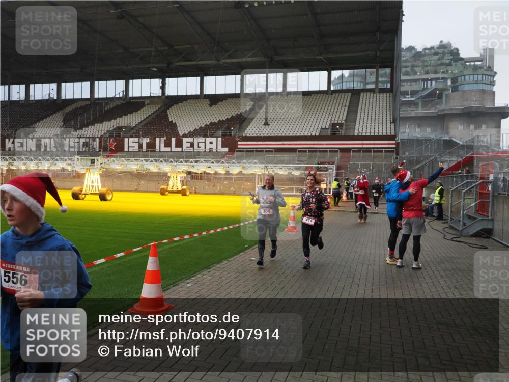 07.12.2025 - St. Pauli X-Mass-Run No. 15 Fabian Wolf http://msf.ph/oto/9407914 07.12.2025 11:06:15 Ziel 204, 402, 403, 414, 474, 486, 556, 693, 854, 858, 878, 920, 944, 1024, 1223, 1229, 1287, 1403, 1429, 1430, 1648, 2243, 2245, 4579, 4581, 4583, 4585, 4587 meine-sportfotos.de