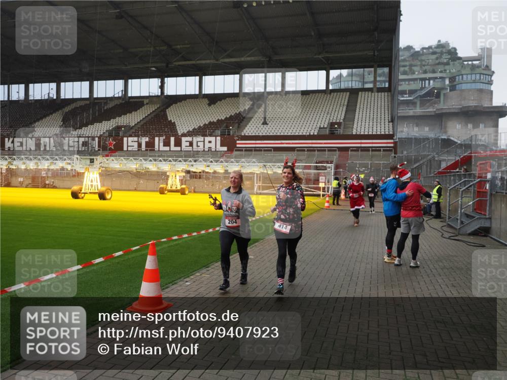 07.12.2025 - St. Pauli X-Mass-Run No. 15 Fabian Wolf http://msf.ph/oto/9407923 07.12.2025 11:06:15 Ziel 204, 402, 403, 414, 474, 486, 556, 693, 854, 858, 878, 920, 944, 1024, 1223, 1229, 1287, 1403, 1429, 1430, 1648, 2243, 2245, 4579, 4581, 4583, 4585, 4587 meine-sportfotos.de