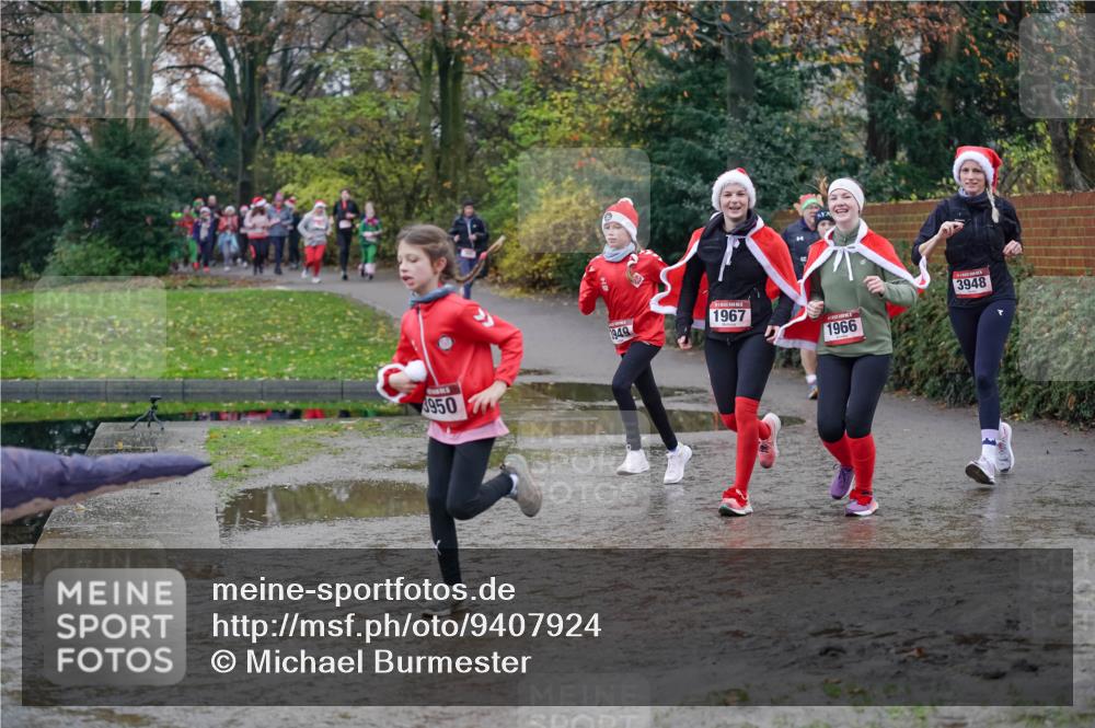07.12.2025 - St. Pauli X-Mass-Run No. 15 Michael Burmester http://msf.ph/oto/9407924 07.12.2025 11:25:29 Laufen 950, 949, 1967, 1966, 3948 meine-sportfotos.de
