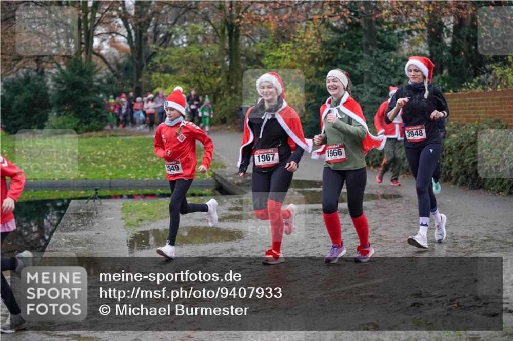 07.12.2025 - St. Pauli X-Mass-Run No. 15 Michael Burmester http://msf.ph/oto/9407933 07.12.2025 11:25:30 Laufen 1967, 1966, 3949, 3948 meine-sportfotos.de