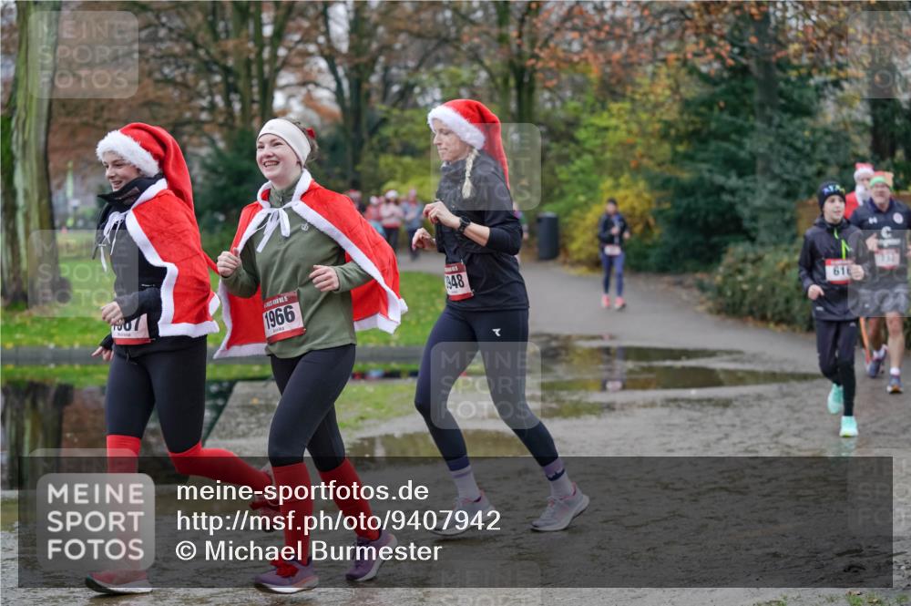 07.12.2025 - St. Pauli X-Mass-Run No. 15 Michael Burmester http://msf.ph/oto/9407942 07.12.2025 11:25:31 Laufen 1907, 1966, 717, 948, 616 meine-sportfotos.de