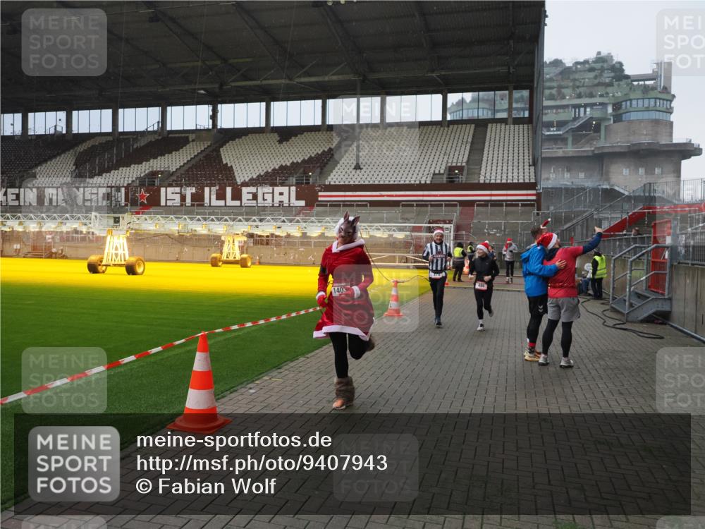 07.12.2025 - St. Pauli X-Mass-Run No. 15 Fabian Wolf http://msf.ph/oto/9407943 07.12.2025 11:06:19 Ziel 204, 402, 403, 414, 474, 486, 556, 1223, 1229, 1287, 1403, 1429, 1430, 1440, 1442, 4579, 4581, 4583, 4585, 4587 meine-sportfotos.de