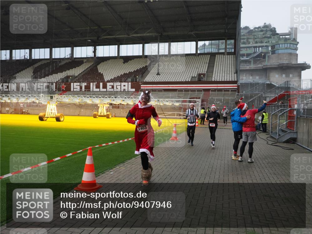 07.12.2025 - St. Pauli X-Mass-Run No. 15 Fabian Wolf http://msf.ph/oto/9407946 07.12.2025 11:06:19 Ziel 204, 402, 403, 414, 474, 486, 556, 1223, 1229, 1287, 1403, 1429, 1430, 1440, 1442, 4579, 4581, 4583, 4585, 4587 meine-sportfotos.de