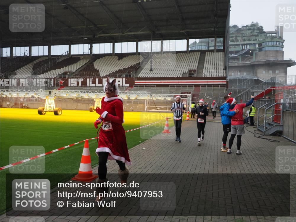 07.12.2025 - St. Pauli X-Mass-Run No. 15 Fabian Wolf http://msf.ph/oto/9407953 07.12.2025 11:06:19 Ziel 204, 402, 403, 414, 474, 486, 556, 1223, 1229, 1287, 1403, 1429, 1430, 1440, 1442, 4579, 4581, 4583, 4585, 4587 meine-sportfotos.de