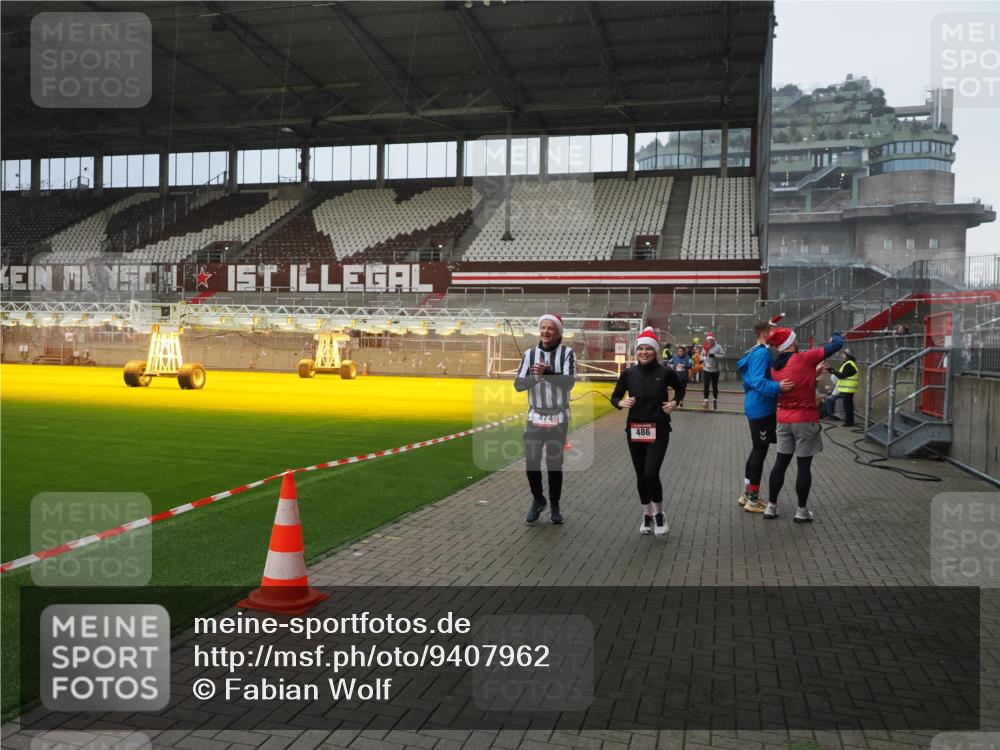 07.12.2025 - St. Pauli X-Mass-Run No. 15 Fabian Wolf http://msf.ph/oto/9407962 07.12.2025 11:06:20 Ziel 204, 402, 403, 414, 474, 486, 556, 1223, 1229, 1287, 1403, 1440, 1442, 4579, 4581 meine-sportfotos.de