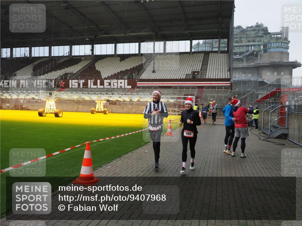 07.12.2025 - St. Pauli X-Mass-Run No. 15 Fabian Wolf http://msf.ph/oto/9407968 07.12.2025 11:06:21 Ziel 204, 402, 403, 414, 474, 486, 556, 1287, 1403, 1440, 1442, 4579, 4581 meine-sportfotos.de