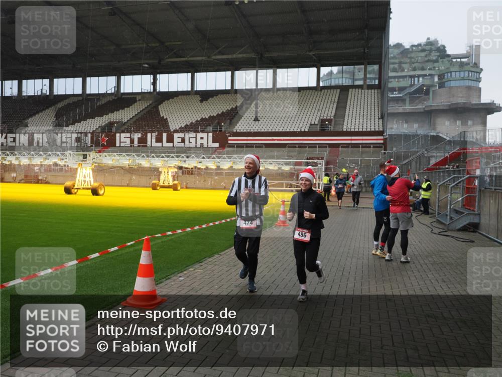07.12.2025 - St. Pauli X-Mass-Run No. 15 Fabian Wolf http://msf.ph/oto/9407971 07.12.2025 11:06:21 Ziel 204, 402, 403, 414, 474, 486, 556, 1287, 1403, 1440, 1442, 4579, 4581 meine-sportfotos.de
