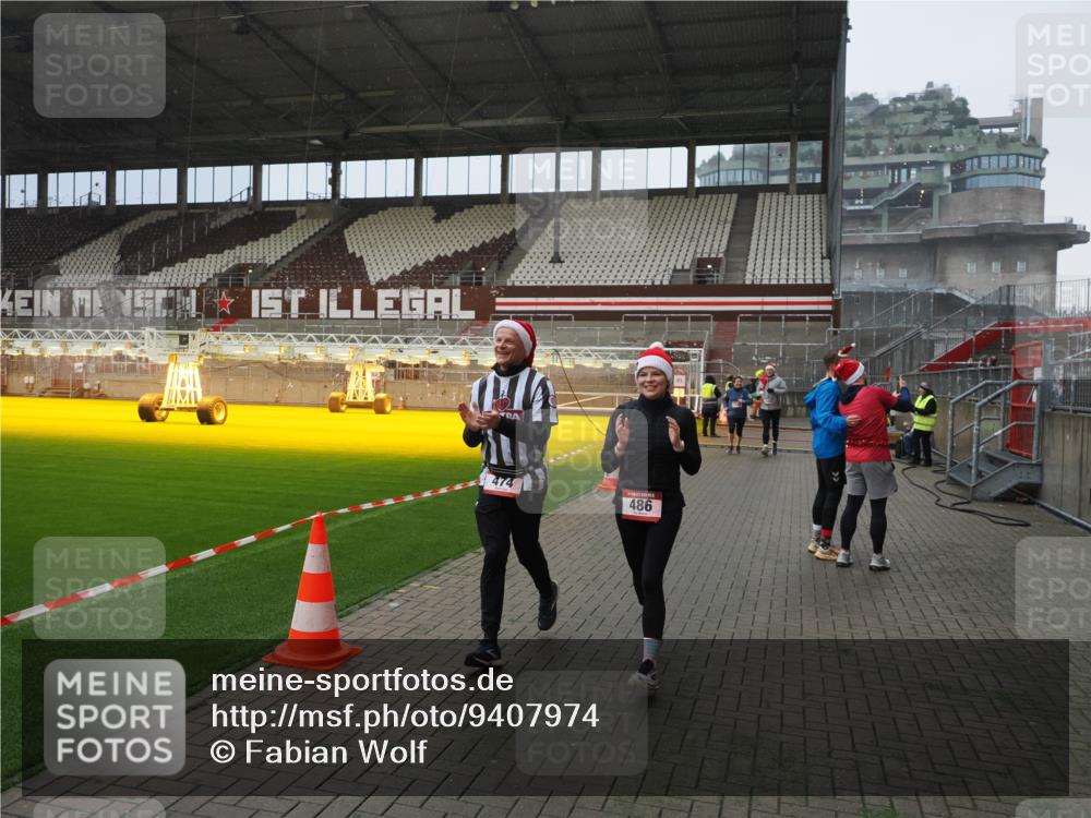 07.12.2025 - St. Pauli X-Mass-Run No. 15 Fabian Wolf http://msf.ph/oto/9407974 07.12.2025 11:06:21 Ziel 204, 402, 403, 414, 474, 486, 556, 1287, 1403, 1440, 1442, 4579, 4581 meine-sportfotos.de