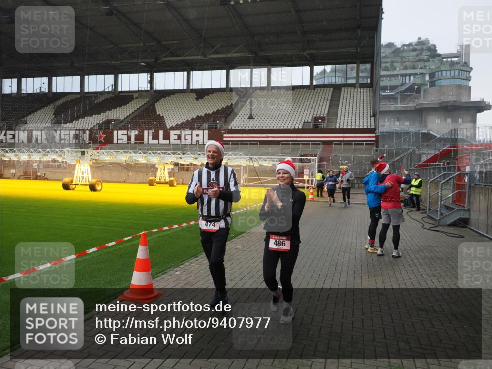 07.12.2025 - St. Pauli X-Mass-Run No. 15 Fabian Wolf http://msf.ph/oto/9407977 07.12.2025 11:06:21 Ziel 204, 402, 403, 414, 474, 486, 556, 1287, 1403, 1440, 1442, 4579, 4581 meine-sportfotos.de