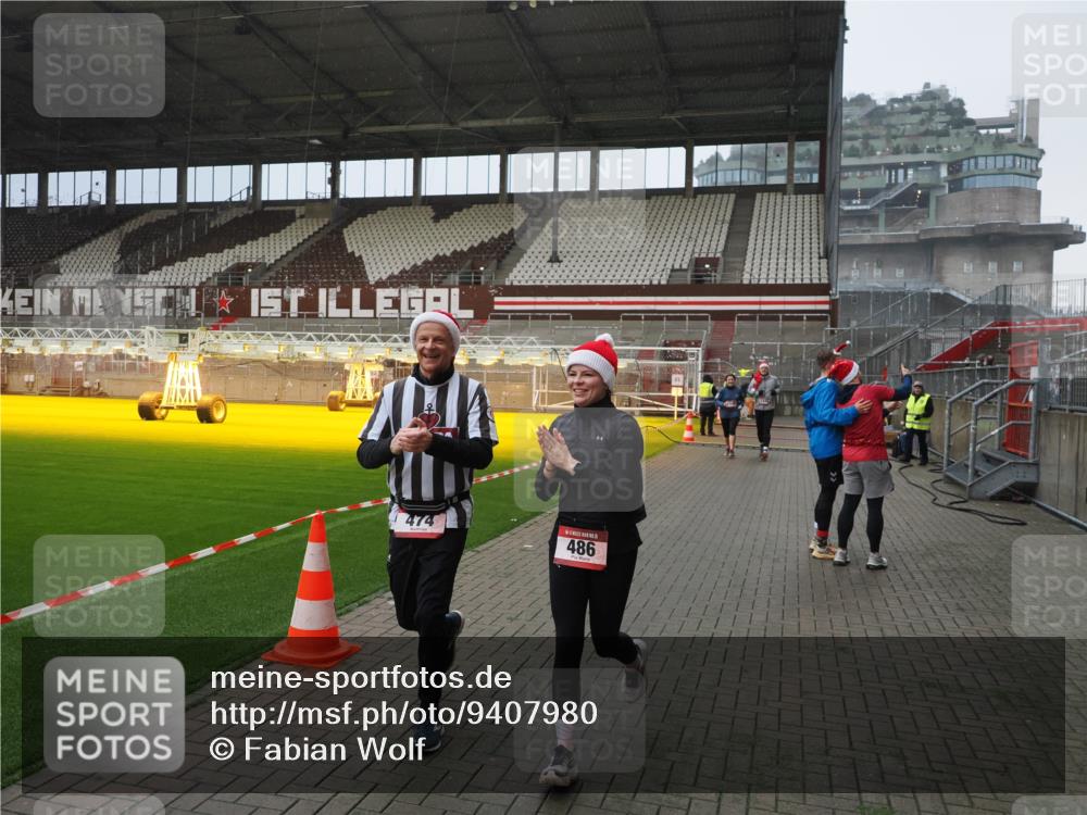07.12.2025 - St. Pauli X-Mass-Run No. 15 Fabian Wolf http://msf.ph/oto/9407980 07.12.2025 11:06:22 Ziel 204, 414, 474, 486, 556, 1287, 1403, 1440, 1442, 4579, 4581 meine-sportfotos.de