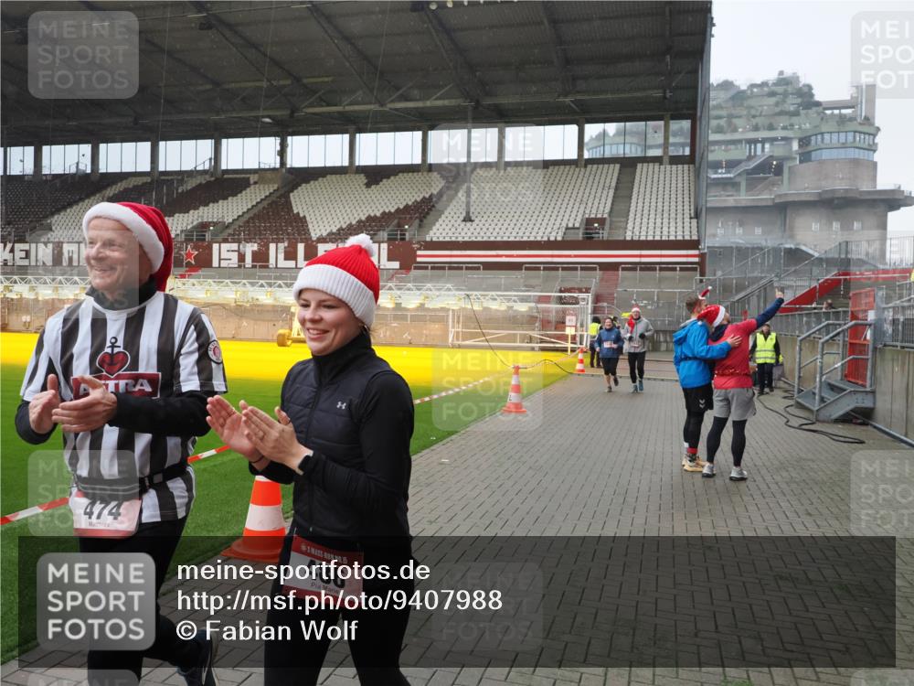 07.12.2025 - St. Pauli X-Mass-Run No. 15 Fabian Wolf http://msf.ph/oto/9407988 07.12.2025 11:06:22 Ziel 204, 414, 474, 486, 556, 1287, 1403, 1440, 1442, 4579, 4581 meine-sportfotos.de
