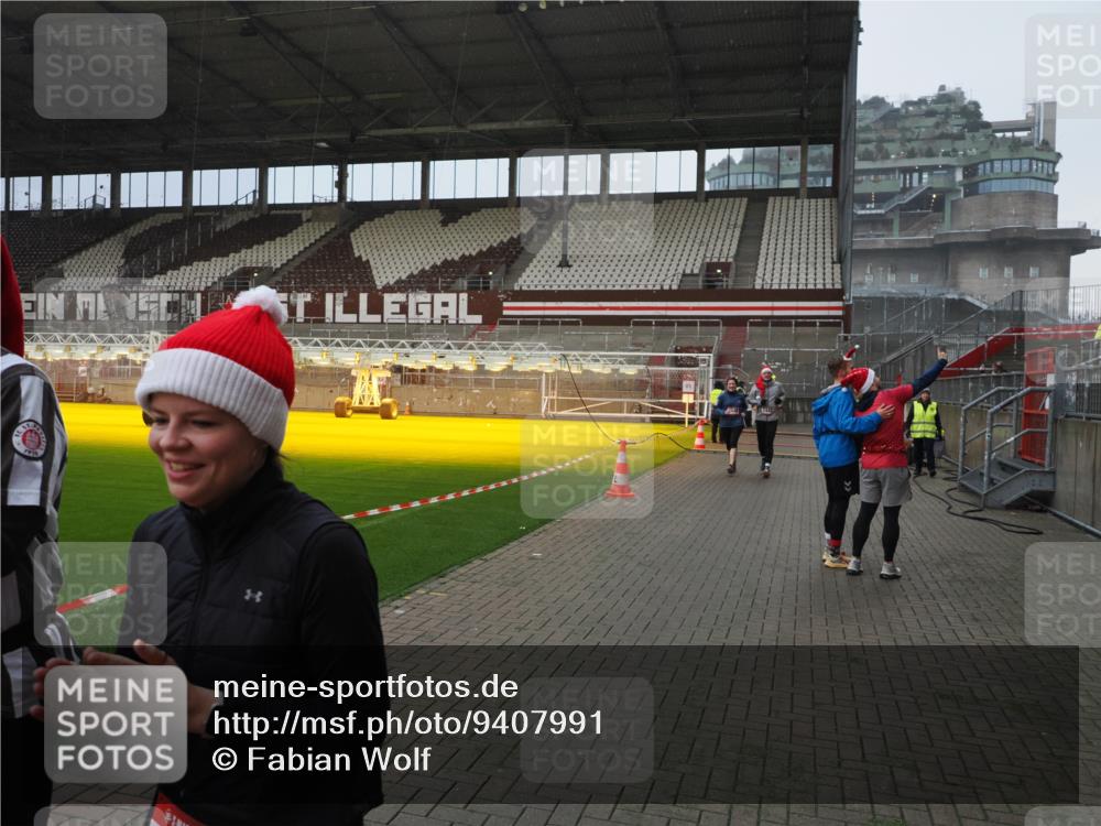 07.12.2025 - St. Pauli X-Mass-Run No. 15 Fabian Wolf http://msf.ph/oto/9407991 07.12.2025 11:06:22 Ziel 204, 414, 474, 486, 556, 1287, 1403, 1440, 1442, 4579, 4581 meine-sportfotos.de