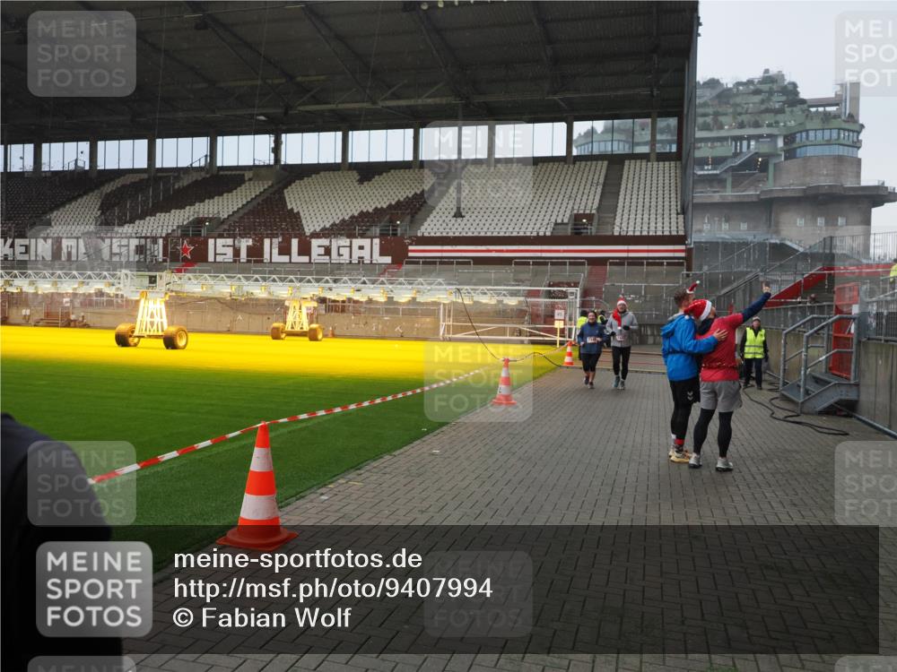 07.12.2025 - St. Pauli X-Mass-Run No. 15 Fabian Wolf http://msf.ph/oto/9407994 07.12.2025 11:06:23 Ziel 204, 414, 474, 486, 556, 1403, 1440, 1442 meine-sportfotos.de
