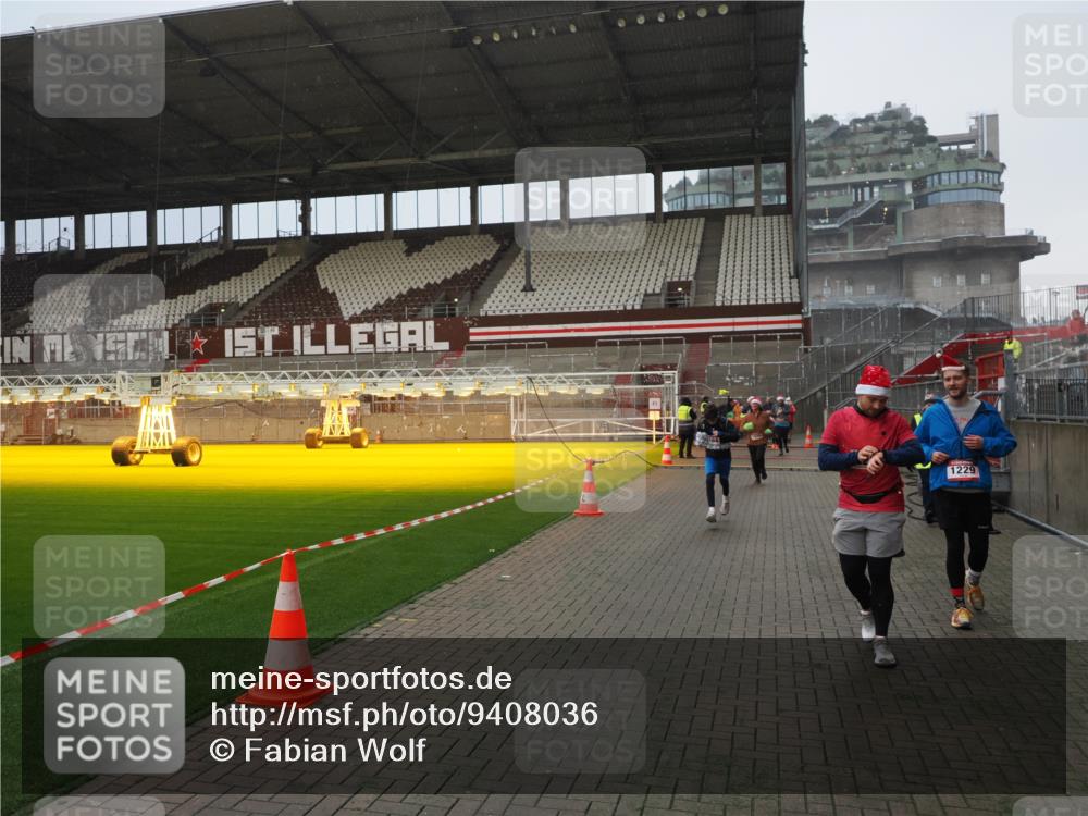 07.12.2025 - St. Pauli X-Mass-Run No. 15 Fabian Wolf http://msf.ph/oto/9408036 07.12.2025 11:06:29 Ziel 474, 486, 1286, 1403, 1440, 1442, 1556, 1564 meine-sportfotos.de