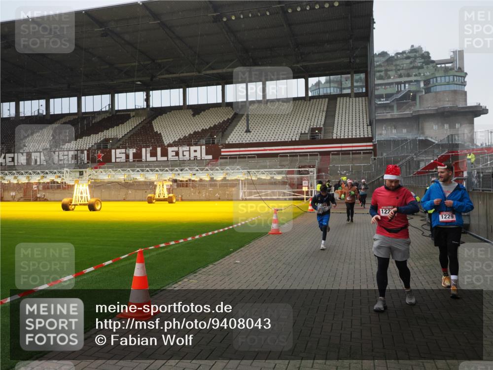 07.12.2025 - St. Pauli X-Mass-Run No. 15 Fabian Wolf http://msf.ph/oto/9408043 07.12.2025 11:06:30 Ziel 474, 486, 1285, 1286, 1403, 1440, 1442, 1556, 1564 meine-sportfotos.de