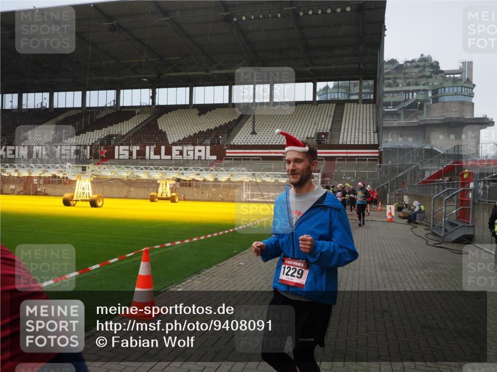 07.12.2025 - St. Pauli X-Mass-Run No. 15 Fabian Wolf http://msf.ph/oto/9408091 07.12.2025 11:06:33 Ziel 359, 382, 474, 486, 565, 1285, 1286, 1440, 1442, 1556, 1564 meine-sportfotos.de
