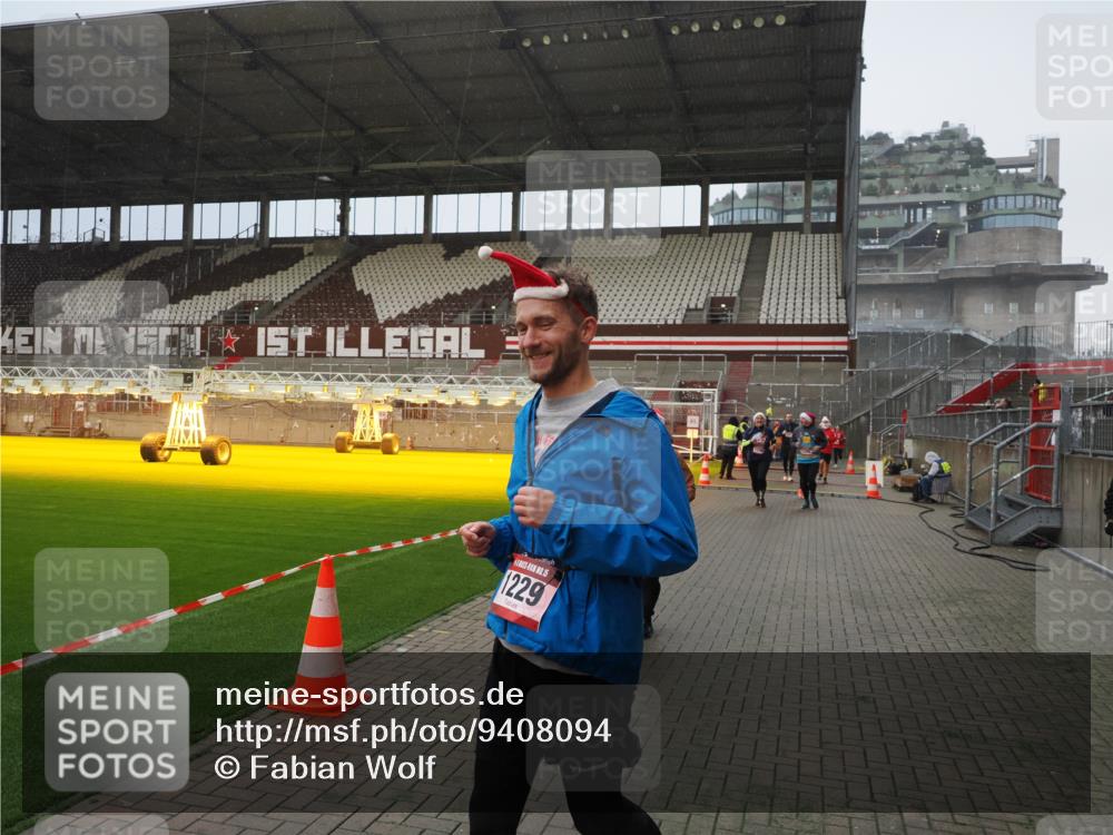 07.12.2025 - St. Pauli X-Mass-Run No. 15 Fabian Wolf http://msf.ph/oto/9408094 07.12.2025 11:06:33 Ziel 359, 382, 474, 486, 565, 1285, 1286, 1440, 1442, 1556, 1564 meine-sportfotos.de