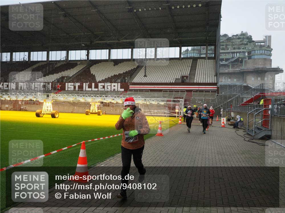 07.12.2025 - St. Pauli X-Mass-Run No. 15 Fabian Wolf http://msf.ph/oto/9408102 07.12.2025 11:06:34 Ziel 359, 382, 565, 1285, 1286, 1440, 1442, 1556, 1564 meine-sportfotos.de