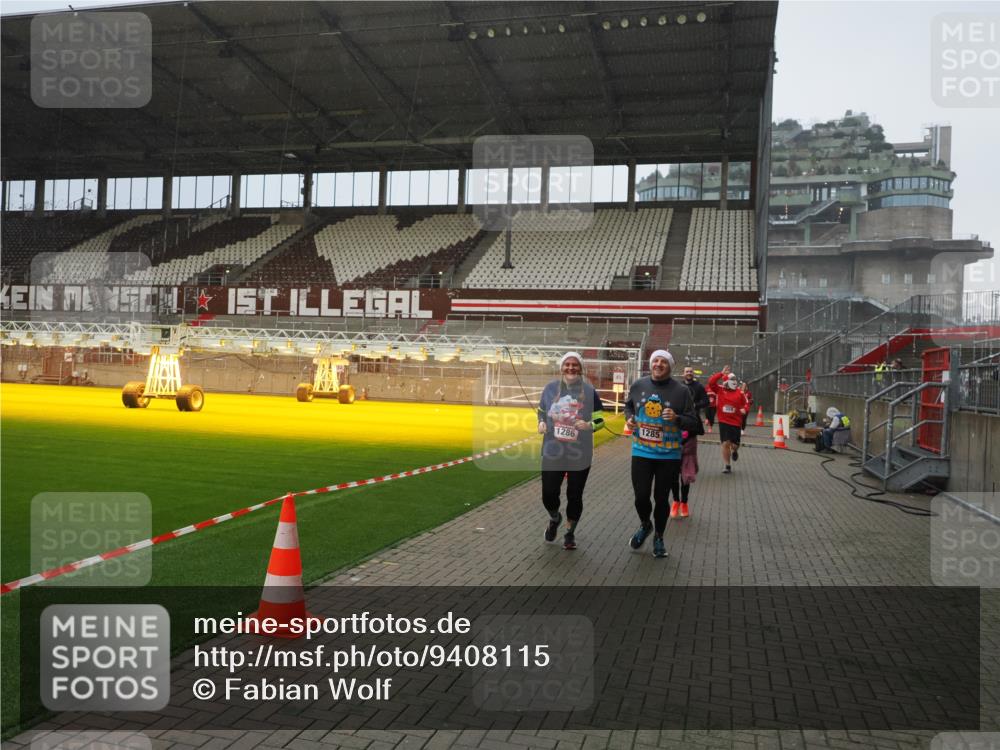 07.12.2025 - St. Pauli X-Mass-Run No. 15 Fabian Wolf http://msf.ph/oto/9408115 07.12.2025 11:06:37 Ziel 359, 382, 565, 1285, 1286, 1440, 1442, 1556, 1564, 4582, 4588 meine-sportfotos.de