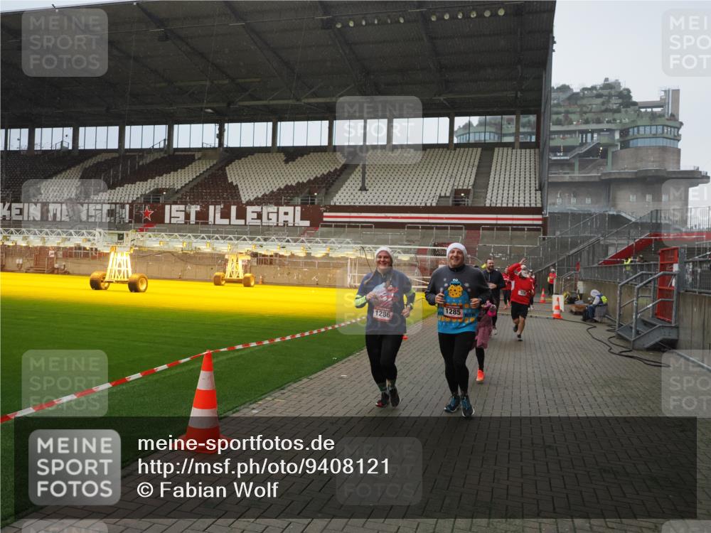 07.12.2025 - St. Pauli X-Mass-Run No. 15 Fabian Wolf http://msf.ph/oto/9408121 07.12.2025 11:06:38 Ziel 359, 382, 565, 1285, 1286, 1440, 1442, 1556, 1564, 4582, 4588 meine-sportfotos.de
