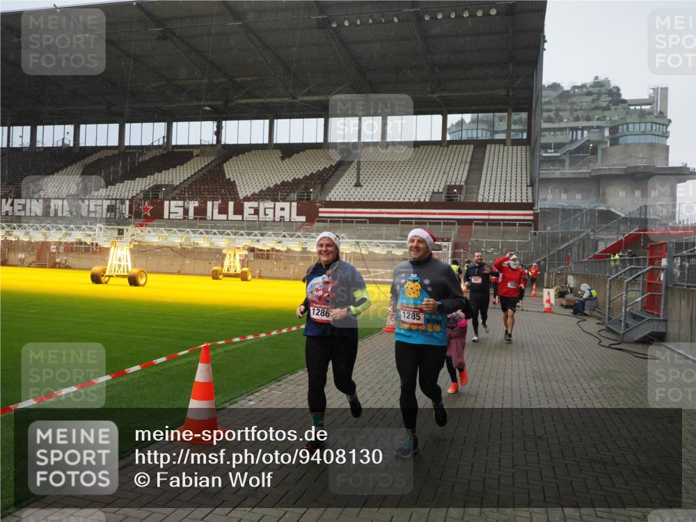 07.12.2025 - St. Pauli X-Mass-Run No. 15 Fabian Wolf http://msf.ph/oto/9408130 07.12.2025 11:06:38 Ziel 359, 382, 565, 1285, 1286, 1440, 1442, 1556, 1564, 4582, 4588 meine-sportfotos.de