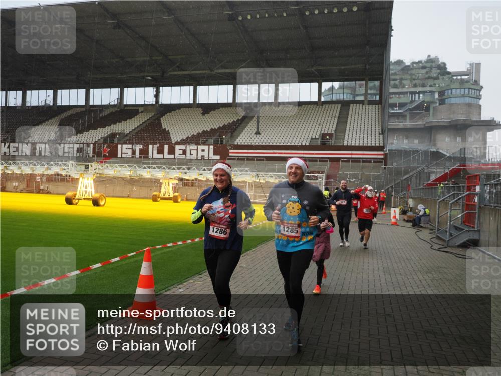 07.12.2025 - St. Pauli X-Mass-Run No. 15 Fabian Wolf http://msf.ph/oto/9408133 07.12.2025 11:06:38 Ziel 359, 382, 565, 1285, 1286, 1440, 1442, 1556, 1564, 4582, 4588 meine-sportfotos.de