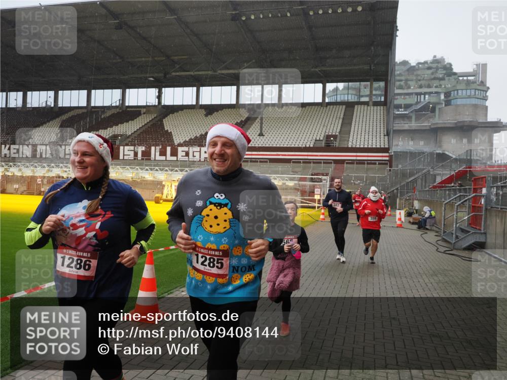 07.12.2025 - St. Pauli X-Mass-Run No. 15 Fabian Wolf http://msf.ph/oto/9408144 07.12.2025 11:06:39 Ziel 359, 382, 565, 1285, 1286, 1440, 1556, 1564, 1708, 4582, 4588 meine-sportfotos.de