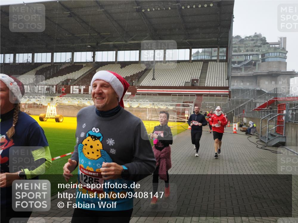 07.12.2025 - St. Pauli X-Mass-Run No. 15 Fabian Wolf http://msf.ph/oto/9408147 07.12.2025 11:06:39 Ziel 359, 382, 565, 1285, 1286, 1440, 1556, 1564, 1708, 4582, 4588 meine-sportfotos.de