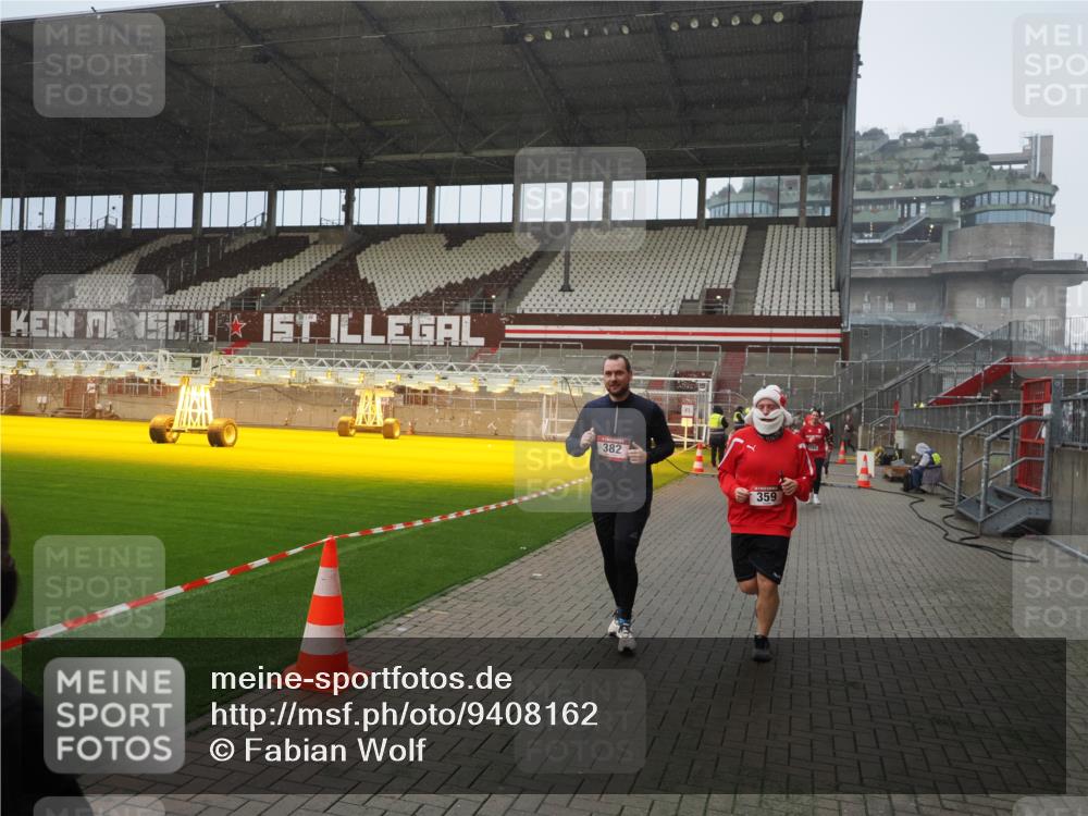 07.12.2025 - St. Pauli X-Mass-Run No. 15 Fabian Wolf http://msf.ph/oto/9408162 07.12.2025 11:06:41 Ziel 359, 382, 565, 1285, 1286, 1556, 1564, 1708, 4582, 4588 meine-sportfotos.de