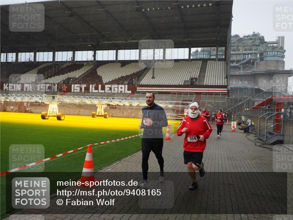 07.12.2025 - St. Pauli X-Mass-Run No. 15 Fabian Wolf http://msf.ph/oto/9408165 07.12.2025 11:06:41 Ziel 359, 382, 565, 1285, 1286, 1556, 1564, 1708, 4582, 4588 meine-sportfotos.de