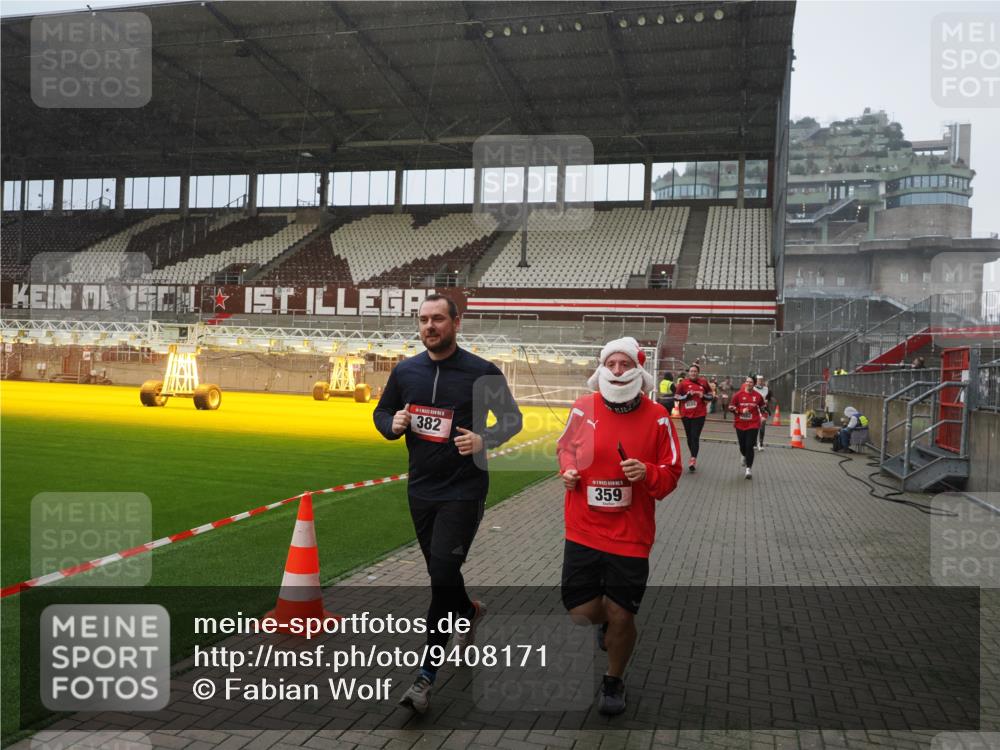 07.12.2025 - St. Pauli X-Mass-Run No. 15 Fabian Wolf http://msf.ph/oto/9408171 07.12.2025 11:06:42 Ziel 359, 382, 565, 1285, 1286, 1556, 1564, 1708, 4582, 4588 meine-sportfotos.de