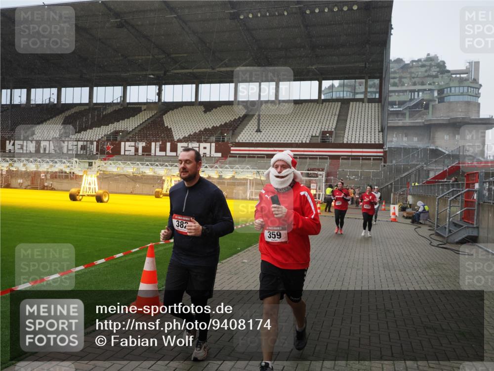 07.12.2025 - St. Pauli X-Mass-Run No. 15 Fabian Wolf http://msf.ph/oto/9408174 07.12.2025 11:06:42 Ziel 359, 382, 565, 1285, 1286, 1556, 1564, 1708, 4582, 4588 meine-sportfotos.de